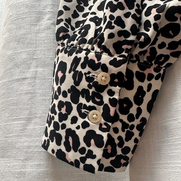 EUC Loft Leopard print Henley button down - Picture 4 of 5